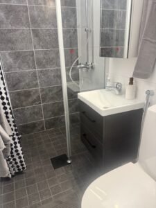 Remontoitu kylpyhuone Kemissä